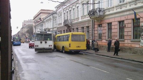 Аварія за участю тролейбуса та маршрутки сталася у Тернополі (фото) (фото) - фото 1 Аварія за участю тролейбуса та маршрутки сталася у Тернополі (фото) (фото) - фото 1
