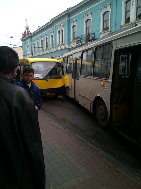 Аварія за участю тролейбуса та маршрутки сталася у Тернополі (фото) (фото) - фото 1 Аварія за участю тролейбуса та маршрутки сталася у Тернополі (фото) (фото) - фото 1