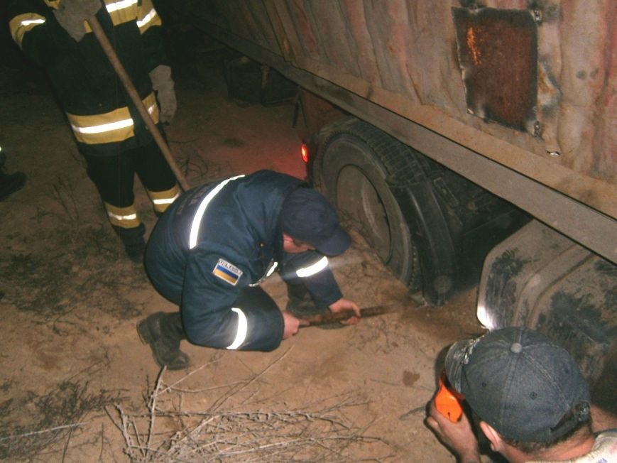 На Кіровоградщині рятувальники відбуксирували вантажівку, яка потрапила у пастку (фото) - фото 1 На Кіровоградщині рятувальники відбуксирували вантажівку, яка потрапила у пастку (фото) - фото 1