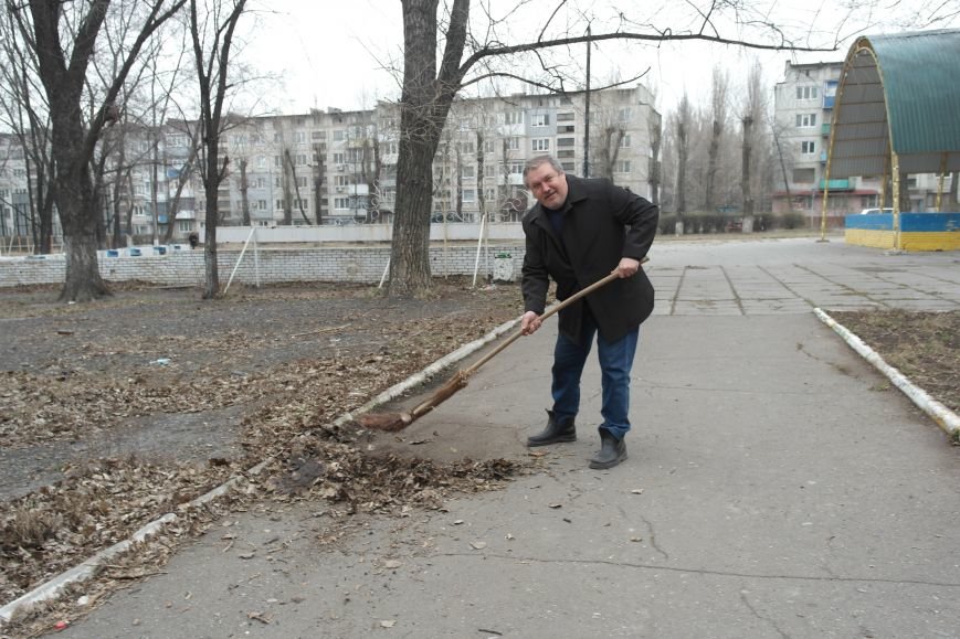 Генеральная уборка в Красноармейске: от прака «Юбилейный» до Динаса... Генеральная уборка в Красноармейске: от прака «Юбилейный» до Динаса (фото) - фото 12