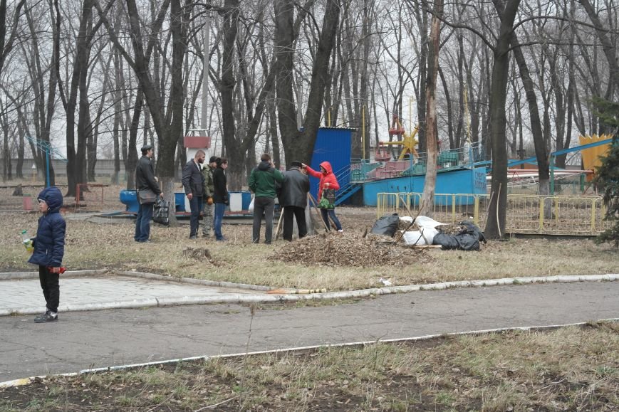 Генеральная уборка в Красноармейске: от прака «Юбилейный» до Динаса... Генеральная уборка в Красноармейске: от прака «Юбилейный» до Динаса (фото) - фото 16
