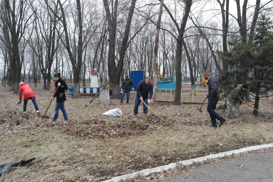 Генеральная уборка в Красноармейске: от прака «Юбилейный» до Динаса... Генеральная уборка в Красноармейске: от прака «Юбилейный» до Динаса (фото) - фото 3