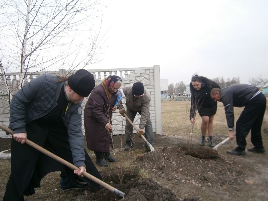 Прихожане Димитровского Храма Петра и Павла высадили церковный сад... Прихожане Димитровского Храма Петра и Павла высадили церковный сад (ФОТОРЕПОРТАЖ) (фото) - фото 18
