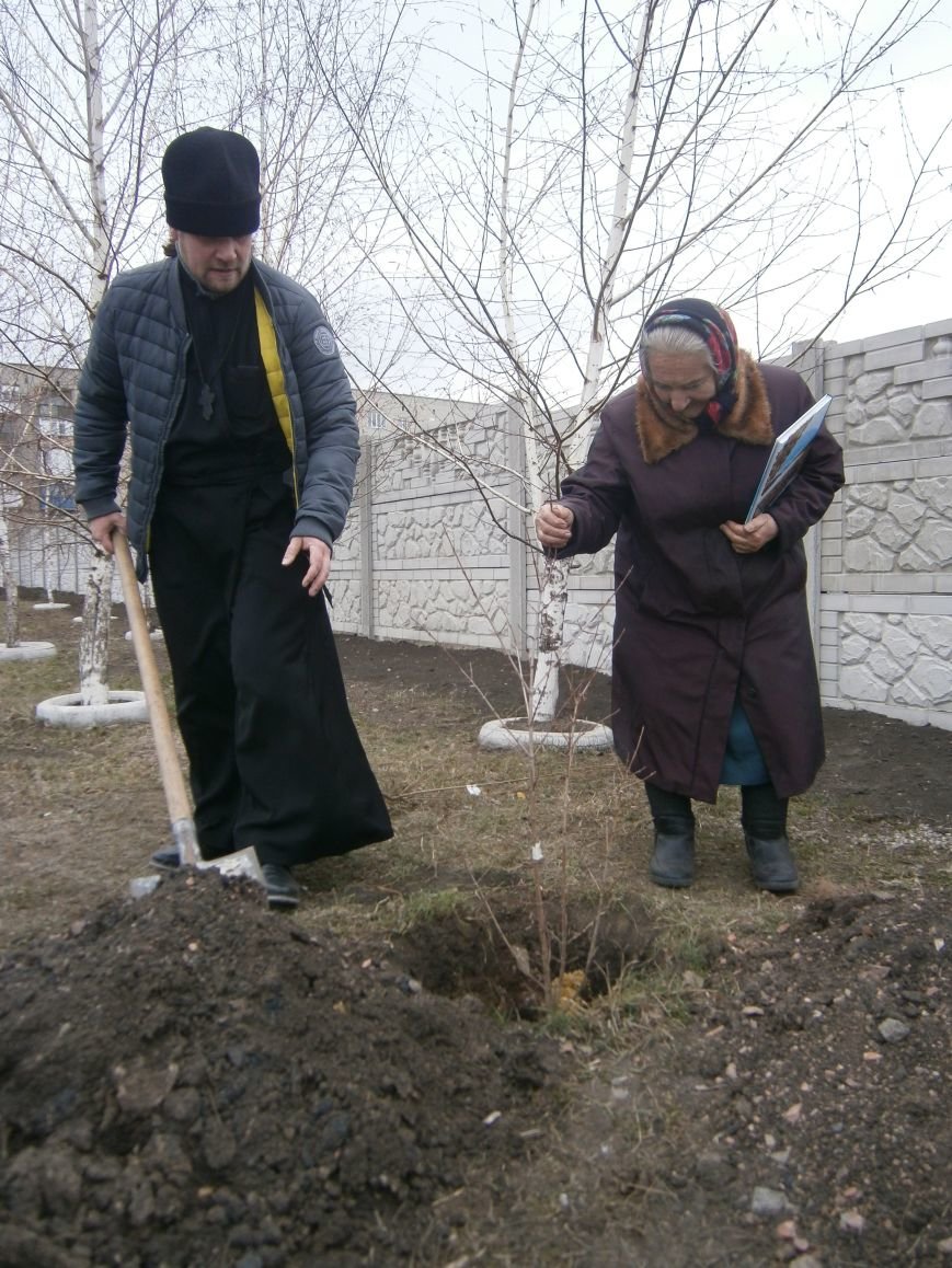 Прихожане Димитровского Храма Петра и Павла высадили церковный сад... Прихожане Димитровского Храма Петра и Павла высадили церковный сад (ФОТОРЕПОРТАЖ) (фото) - фото 16