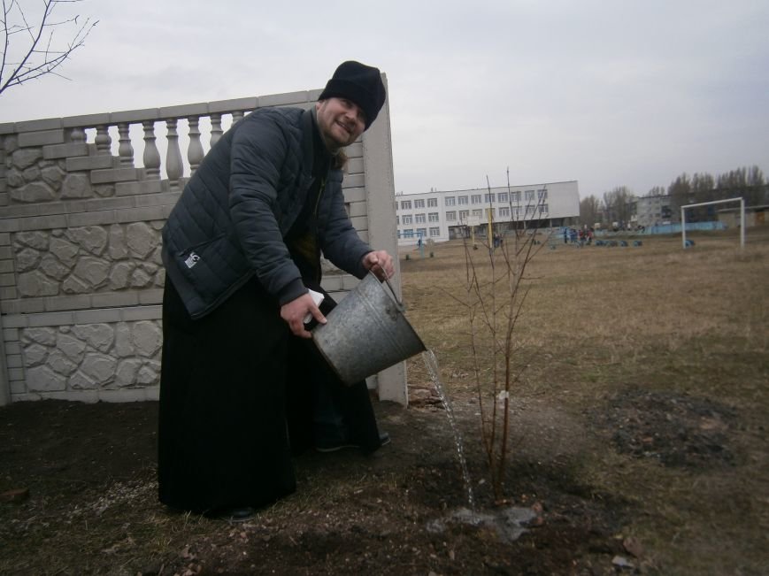 Прихожане Димитровского Храма Петра и Павла высадили церковный сад... Прихожане Димитровского Храма Петра и Павла высадили церковный сад (ФОТОРЕПОРТАЖ) (фото) - фото 19