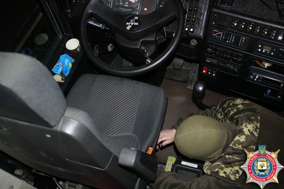 На выезде из Мариуполя обнаружили автобус, нелегально перевозивший украинцев за границу (ФОТО) (фото) - фото 1 На выезде из Мариуполя обнаружили автобус, нелегально перевозивший украинцев за границу (ФОТО) (фото) - фото 1