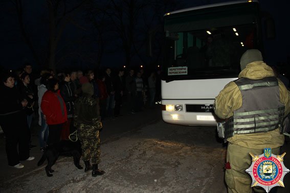 На выезде из Мариуполя обнаружили автобус, нелегально перевозивший украинцев за границу (ФОТО) (фото) - фото 1 На выезде из Мариуполя обнаружили автобус, нелегально перевозивший украинцев за границу (ФОТО) (фото) - фото 1