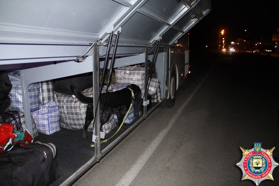 На выезде из Мариуполя обнаружили автобус, нелегально перевозивший украинцев за границу (ФОТО) (фото) - фото 1 На выезде из Мариуполя обнаружили автобус, нелегально перевозивший украинцев за границу (ФОТО) (фото) - фото 1