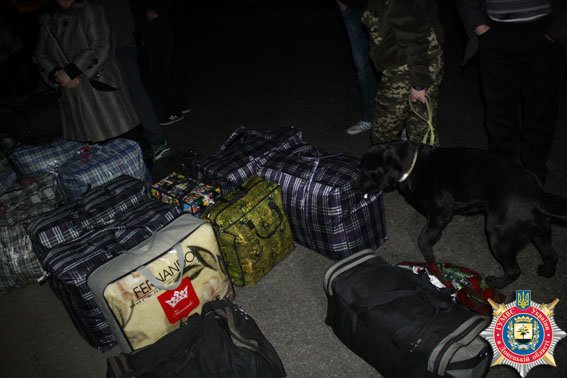 На выезде из Мариуполя обнаружили автобус, нелегально перевозивший украинцев за границу (ФОТО) (фото) - фото 1 На выезде из Мариуполя обнаружили автобус, нелегально перевозивший украинцев за границу (ФОТО) (фото) - фото 1