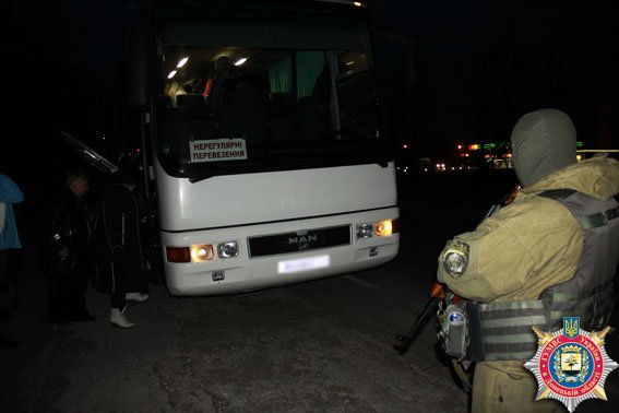 На выезде из Мариуполя обнаружили автобус, нелегально перевозивший украинцев за границу (ФОТО) (фото) - фото 1 На выезде из Мариуполя обнаружили автобус, нелегально перевозивший украинцев за границу (ФОТО) (фото) - фото 1