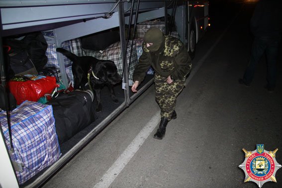 На выезде из Мариуполя обнаружили автобус, нелегально перевозивший украинцев за границу (ФОТО) (фото) - фото 1 На выезде из Мариуполя обнаружили автобус, нелегально перевозивший украинцев за границу (ФОТО) (фото) - фото 1
