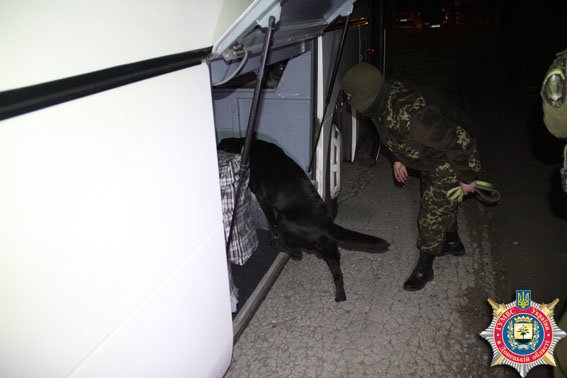 На выезде из Мариуполя обнаружили автобус, нелегально перевозивший украинцев за границу (ФОТО) (фото) - фото 1 На выезде из Мариуполя обнаружили автобус, нелегально перевозивший украинцев за границу (ФОТО) (фото) - фото 1