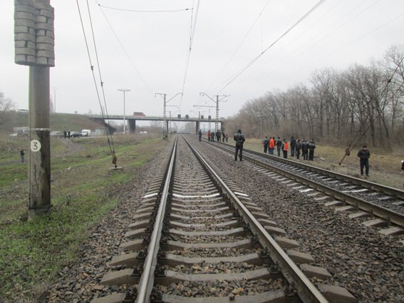 В Днепропетровской области на железной дороге обнаружено взрывное устройство (фото) - фото 1 В Днепропетровской области на железной дороге обнаружено взрывное устройство (фото) - фото 1
