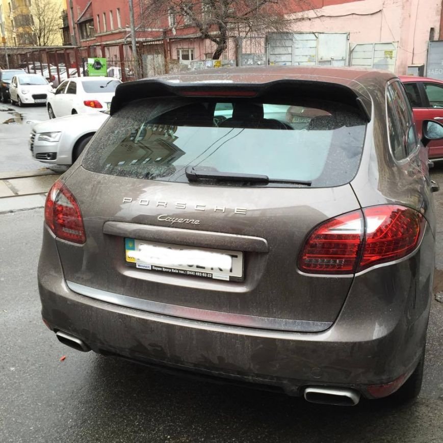 В Киеве Porsche на рельсах устроил затор из трамваев (ФОТО) (фото) - фото 1 В Киеве Porsche на рельсах устроил затор из трамваев (ФОТО) (фото) - фото 1