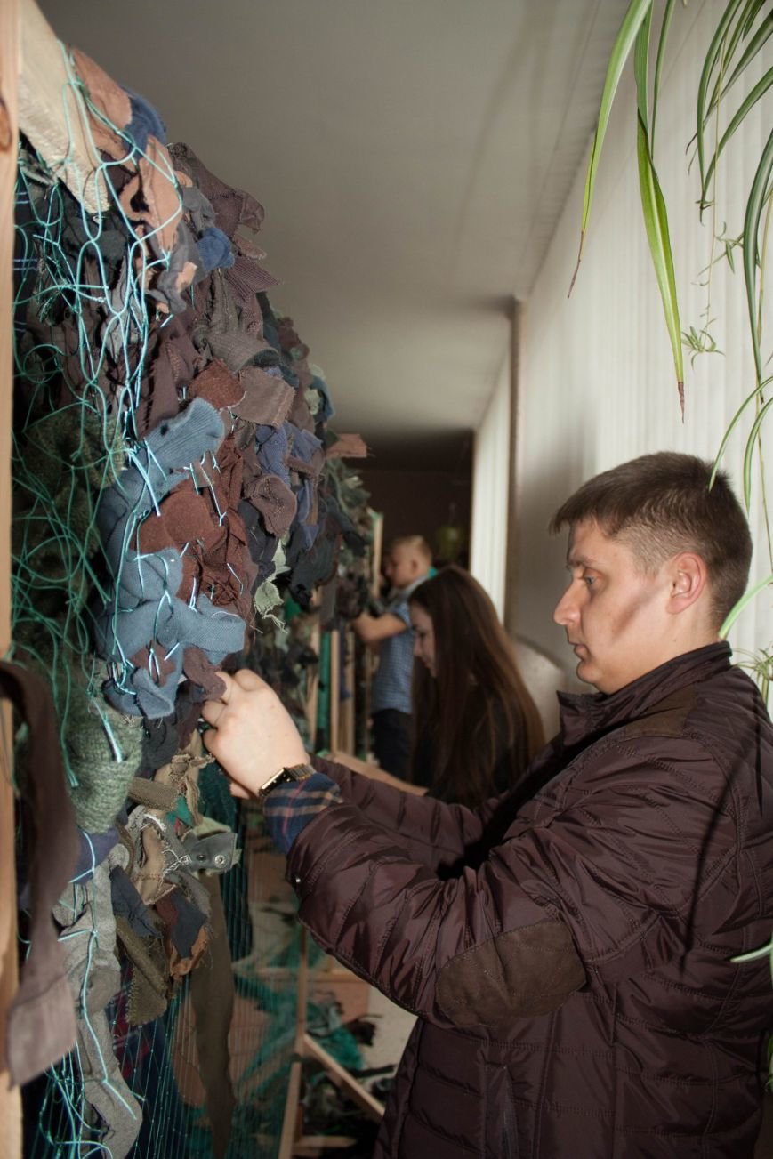 У Тернопільському педуніверситеті плетуть маскувальні сітки для бійців АТО (фото) - фото 1 У Тернопільському педуніверситеті плетуть маскувальні сітки для бійців АТО (фото) - фото 1