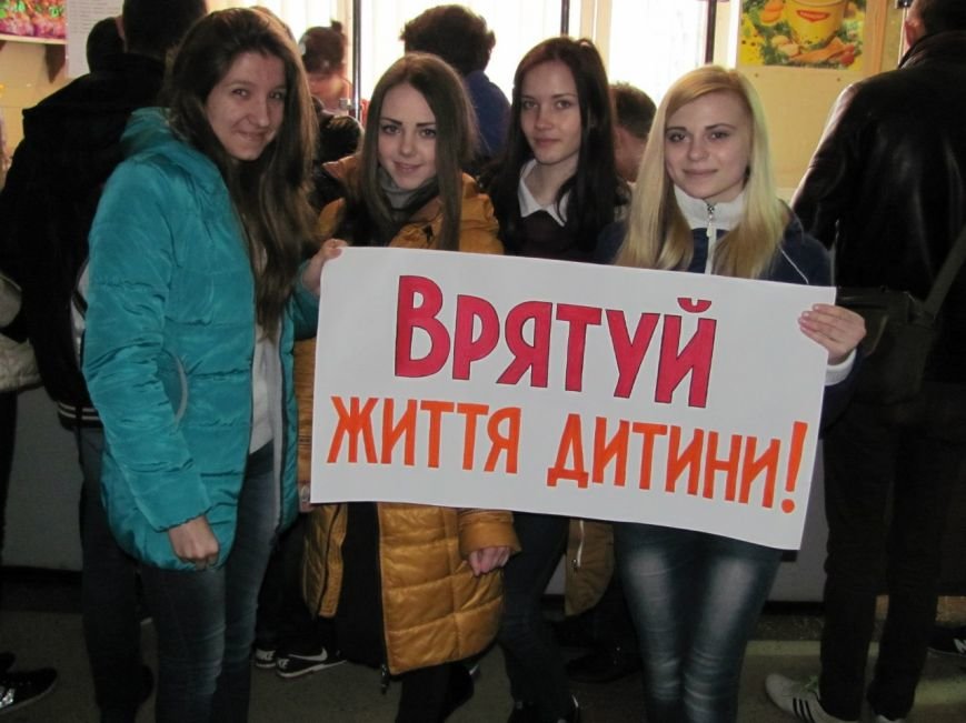 Сегодня в городе проводится благотворительный флэш-моб «Спаси жизнь ребенка» (фото) - фото 1 Сегодня в городе проводится благотворительный флэш-моб «Спаси жизнь ребенка» (фото) - фото 1