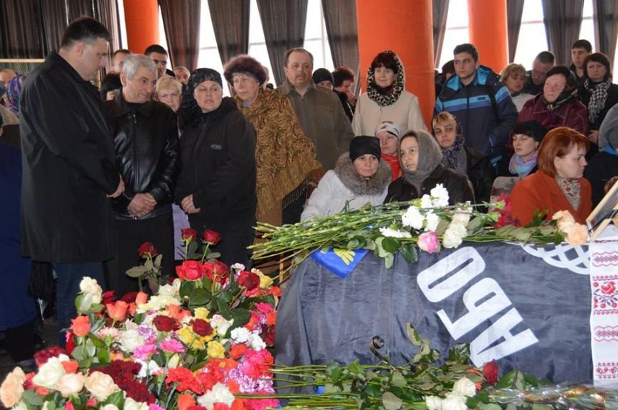 В Каневі поховали «свободівця», який був «кіборгом» у Донецькому аеропорті (фото) - фото 1 В Каневі поховали «свободівця», який був «кіборгом» у Донецькому аеропорті (фото) - фото 1