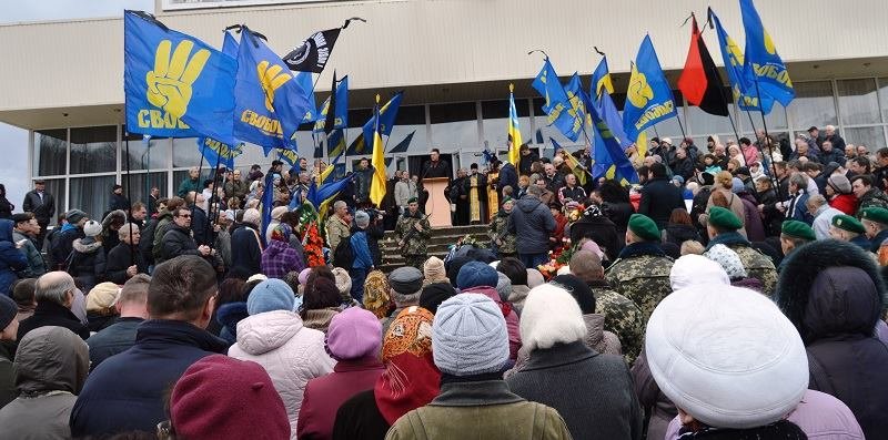 В Каневі поховали «свободівця», який був «кіборгом» у Донецькому аеропорті (фото) - фото 1 В Каневі поховали «свободівця», який був «кіборгом» у Донецькому аеропорті (фото) - фото 1