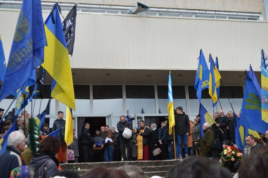 В Каневі поховали «свободівця», який був «кіборгом» у Донецькому аеропорті (фото) - фото 1 В Каневі поховали «свободівця», який був «кіборгом» у Донецькому аеропорті (фото) - фото 1