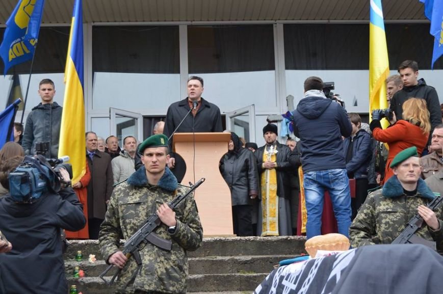 В Каневі поховали «свободівця», який був «кіборгом» у Донецькому аеропорті (фото) - фото 1 В Каневі поховали «свободівця», який був «кіборгом» у Донецькому аеропорті (фото) - фото 1