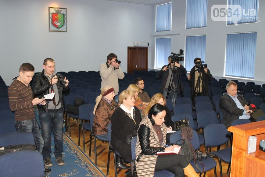 В Кривом Роге: активисты выявили игровой автомат, милиция пообещала защищать журналистов, а «Правый сектор» проверит бомбоубежища (фото) - фото 3 В Кривом Роге: активисты выявили игровой автомат, милиция пообещала защищать журналистов, а «Правый сектор» проверит бомбоубежища (фото) - фото 3