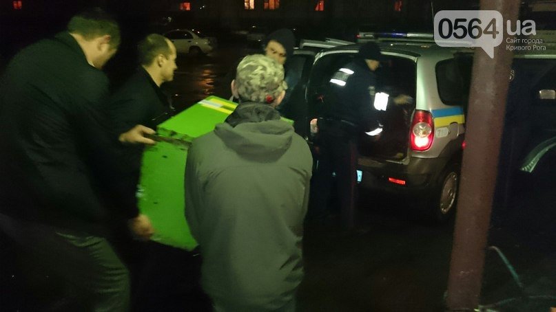 В Кривом Роге: активисты выявили игровой автомат, милиция пообещала защищать журналистов, а «Правый сектор» проверит бомбоубежища (фото) - фото 1 В Кривом Роге: активисты выявили игровой автомат, милиция пообещала защищать журналистов, а «Правый сектор» проверит бомбоубежища (фото) - фото 1