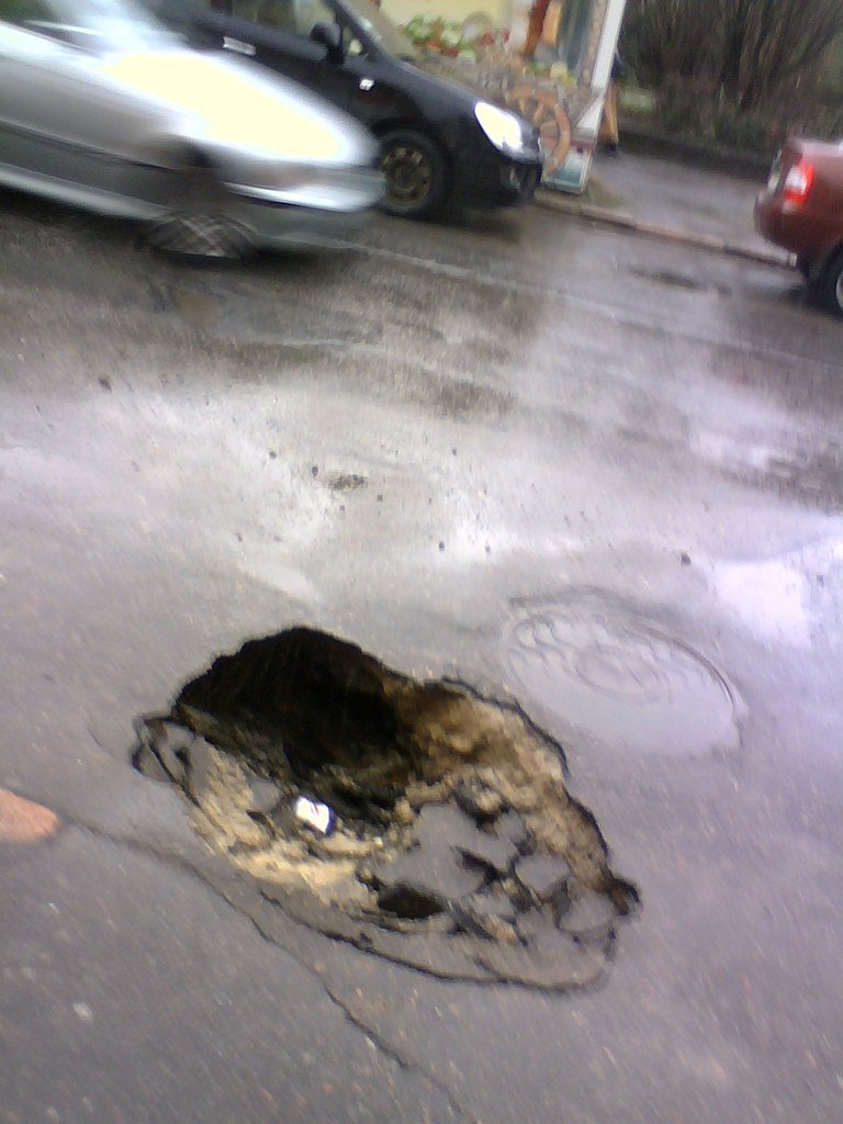 В центрі Полтави утворилася величезна яма (ФОТО) (фото) - фото 1 В центрі Полтави утворилася величезна яма (ФОТО) (фото) - фото 1