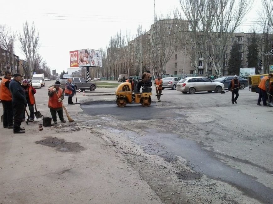 Три месяца и внимание СМИ необходимо, чтобы в центре Кривого Рога залатали дорогу (ФОТО) (фото) - фото 1 Три месяца и внимание СМИ необходимо, чтобы в центре Кривого Рога залатали дорогу (ФОТО) (фото) - фото 1