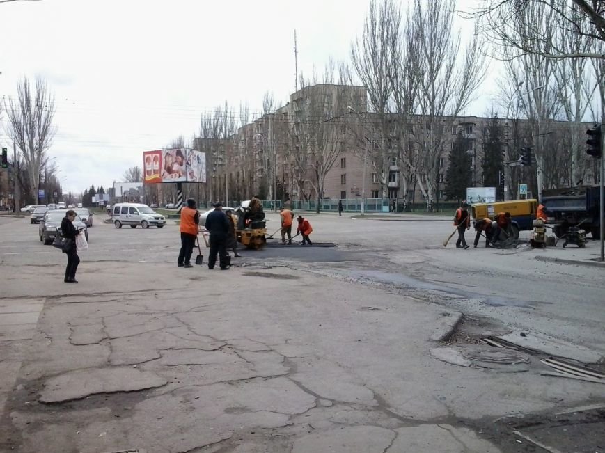 Три месяца и внимание СМИ необходимо, чтобы в центре Кривого Рога залатали дорогу (ФОТО) (фото) - фото 1 Три месяца и внимание СМИ необходимо, чтобы в центре Кривого Рога залатали дорогу (ФОТО) (фото) - фото 1