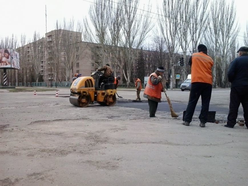 Три месяца и внимание СМИ необходимо, чтобы в центре Кривого Рога залатали дорогу (ФОТО) (фото) - фото 1 Три месяца и внимание СМИ необходимо, чтобы в центре Кривого Рога залатали дорогу (ФОТО) (фото) - фото 1