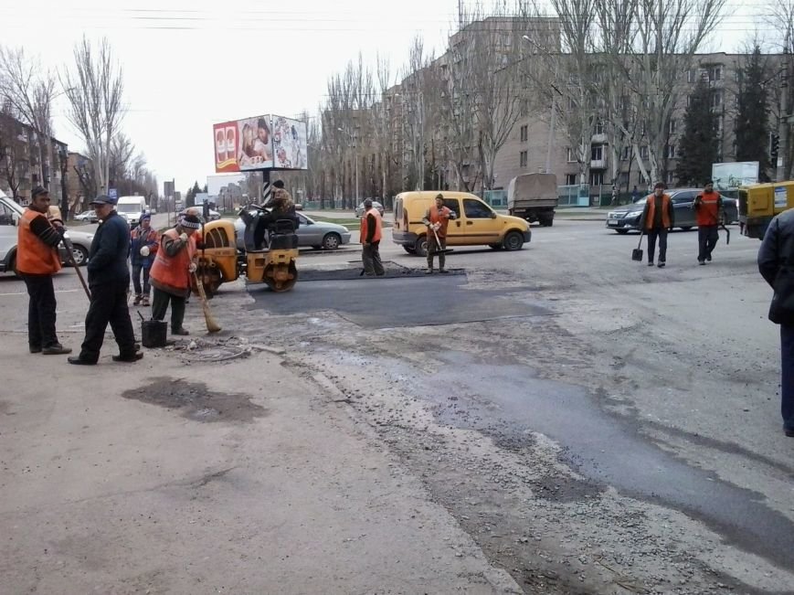 Три месяца и внимание СМИ необходимо, чтобы в центре Кривого Рога залатали дорогу (ФОТО) (фото) - фото 1 Три месяца и внимание СМИ необходимо, чтобы в центре Кривого Рога залатали дорогу (ФОТО) (фото) - фото 1