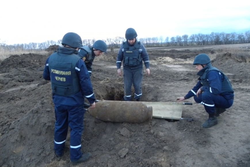 В Черниговской области пиротехники обезвредили 250-килограммовую бомбу (фото) - фото 1 В Черниговской области пиротехники обезвредили 250-килограммовую бомбу (фото) - фото 1