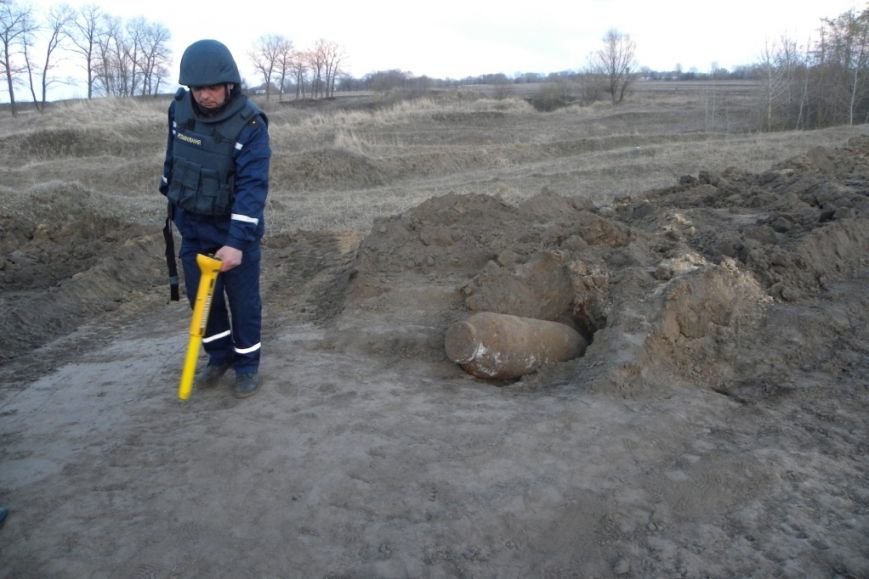 В Черниговской области пиротехники обезвредили 250-килограммовую бомбу (фото) - фото 1 В Черниговской области пиротехники обезвредили 250-килограммовую бомбу (фото) - фото 1