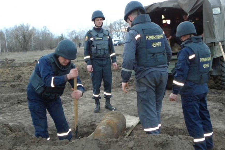 В Черниговской области пиротехники обезвредили 250-килограммовую бомбу (фото) - фото 1 В Черниговской области пиротехники обезвредили 250-килограммовую бомбу (фото) - фото 1
