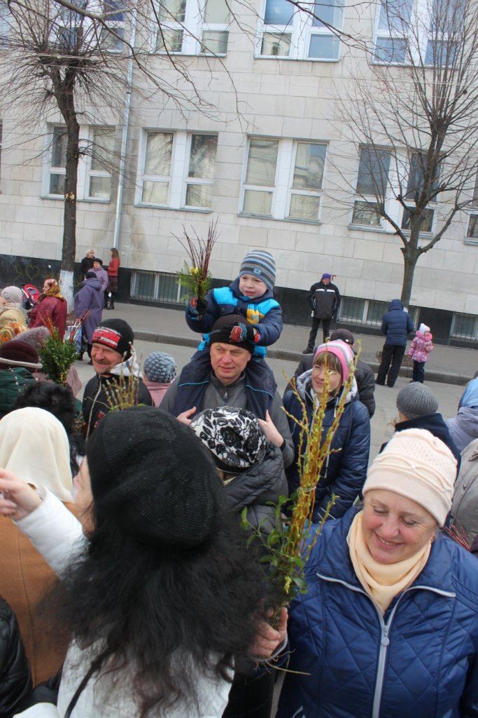 Житомиряни легенько били один одного освяченою вербою (фото) - фото 1 Житомиряни легенько били один одного освяченою вербою (фото) - фото 1