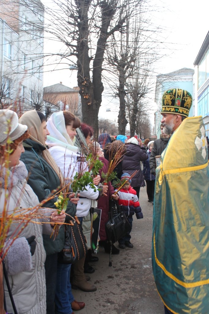 Житомиряни легенько били один одного освяченою вербою (фото) - фото 1 Житомиряни легенько били один одного освяченою вербою (фото) - фото 1