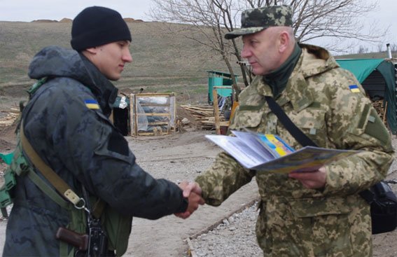 Кременчугские чиновники и священники посетили бойцов Нацгвардии в зоне АТО (ФОТО) (фото) - фото 1 Кременчугские чиновники и священники посетили бойцов Нацгвардии в зоне АТО (ФОТО) (фото) - фото 1