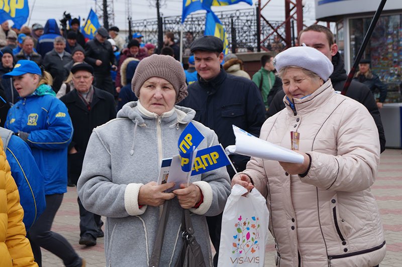 Поезд с сувенирами. Депутаты Госдумы в Белгороде: кому дать футболку, а у кого отнять пенсию (фото) - фото 3 Поезд с сувенирами. Депутаты Госдумы в Белгороде: кому дать футболку, а у кого отнять пенсию (фото) - фото 3