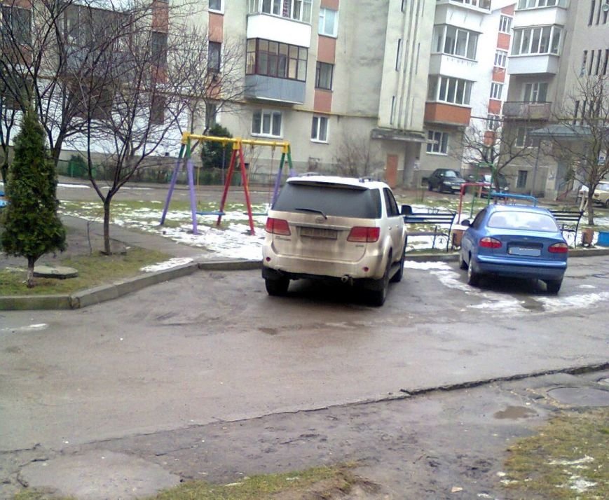 Купи сміття та порушення ПДР: добірка світлин про «культуру» тернополян (фото) - фото 3 Купи сміття та порушення ПДР: добірка світлин про «культуру» тернополян (фото) - фото 3
