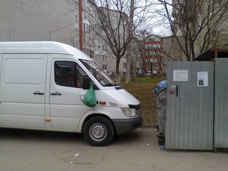 Купи сміття та порушення ПДР: добірка світлин про «культуру» тернополян (фото) - фото 5 Купи сміття та порушення ПДР: добірка світлин про «культуру» тернополян (фото) - фото 5