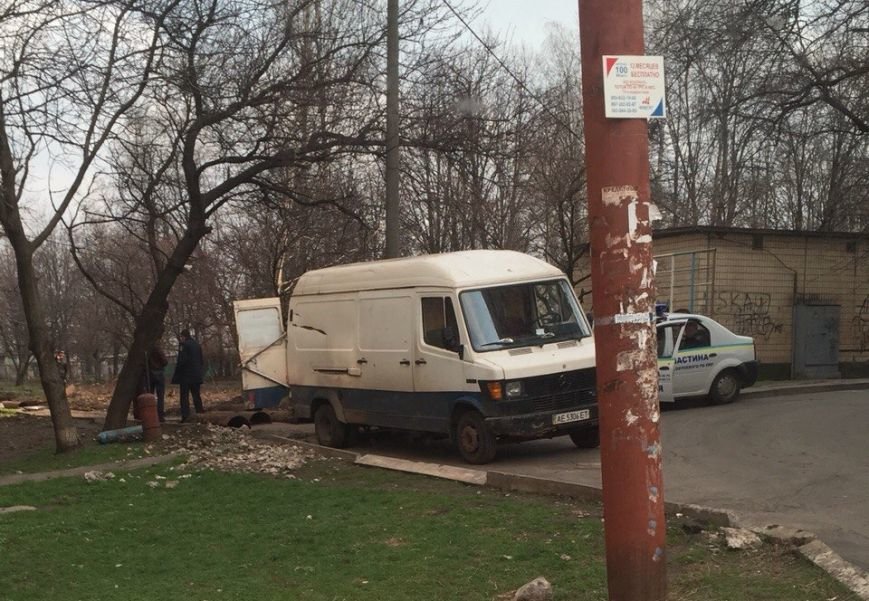 Криворожане сфотографировали погрузку выкапываемых по всему городу труб и вызвали милицию (ФОТОФАКТ) (фото) - фото 1 Криворожане сфотографировали погрузку выкапываемых по всему городу труб и вызвали милицию (ФОТОФАКТ) (фото) - фото 1