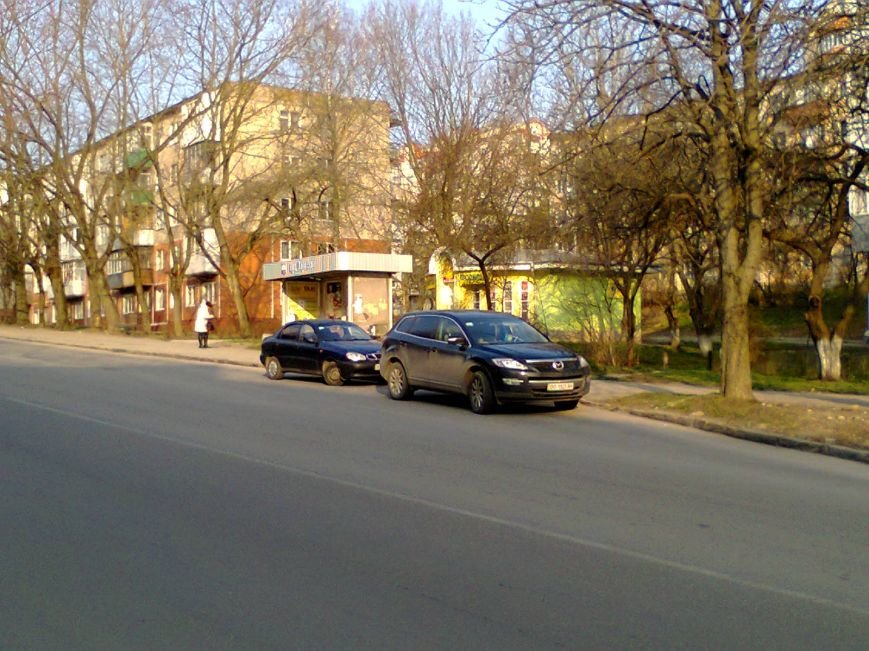 У Тернополі водій припаркувався на зупинці громадського транспорту (фото) (фото) - фото 1 У Тернополі водій припаркувався на зупинці громадського транспорту (фото) (фото) - фото 1