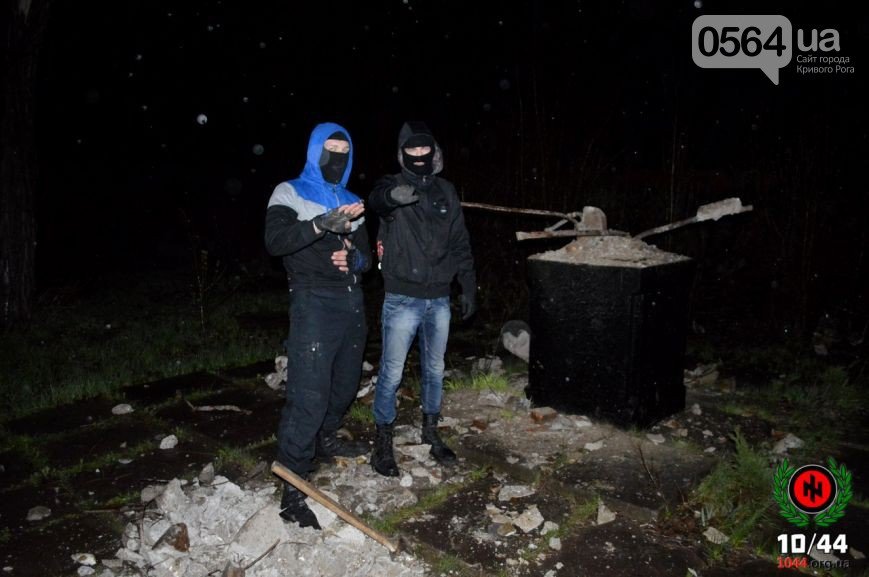 В Кривом Роге: во время урагана повалили памятник Ленину, дерево придавило машину, а в центре города появилась речка Косиорка (фото) - фото 1 В Кривом Роге: во время урагана повалили памятник Ленину, дерево придавило машину, а в центре города появилась речка Косиорка (фото) - фото 1