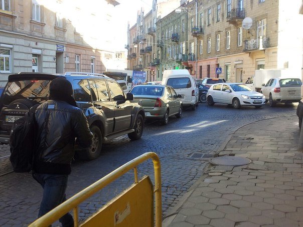 Ситуація на дорогах Львова: через ремонт дороги, в районі Стрийського ринку паралізовано рух транспорту (ФОТОРЕПОРТАЖ) (фото) - фото 7 Ситуація на дорогах Львова: через ремонт дороги, в районі Стрийського ринку паралізовано рух транспорту (ФОТОРЕПОРТАЖ) (фото) - фото 7