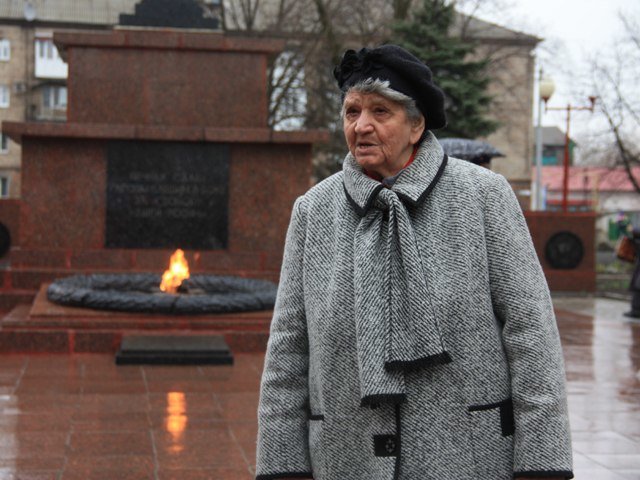 Макеевчане почтили память узников фашистских лагерей (фото) - фото 3 Макеевчане почтили память узников фашистских лагерей (фото) - фото 3