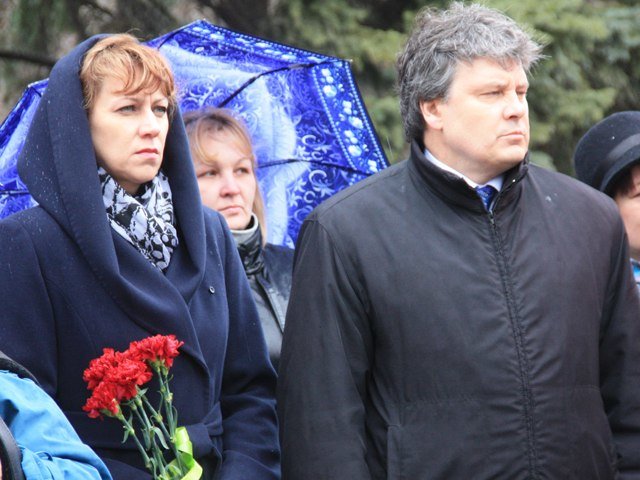 Макеевчане почтили память узников фашистских лагерей (фото) - фото 2 Макеевчане почтили память узников фашистских лагерей (фото) - фото 2