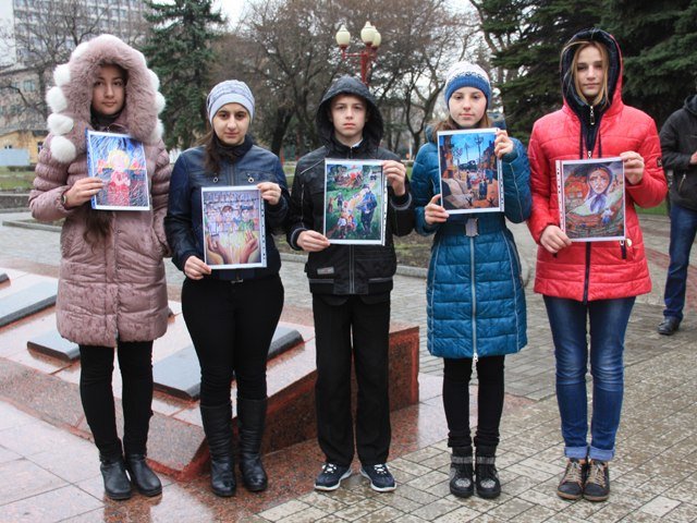Макеевчане почтили память узников фашистских лагерей (фото) - фото 5 Макеевчане почтили память узников фашистских лагерей (фото) - фото 5
