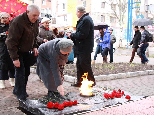 Макеевчане почтили память узников фашистских лагерей (фото) - фото 4 Макеевчане почтили память узников фашистских лагерей (фото) - фото 4