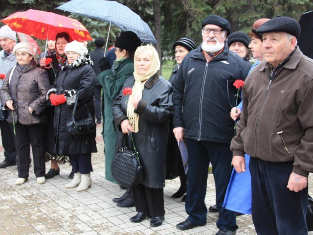 Макеевчане почтили память узников фашистских лагерей (фото) - фото 6 Макеевчане почтили память узников фашистских лагерей (фото) - фото 6