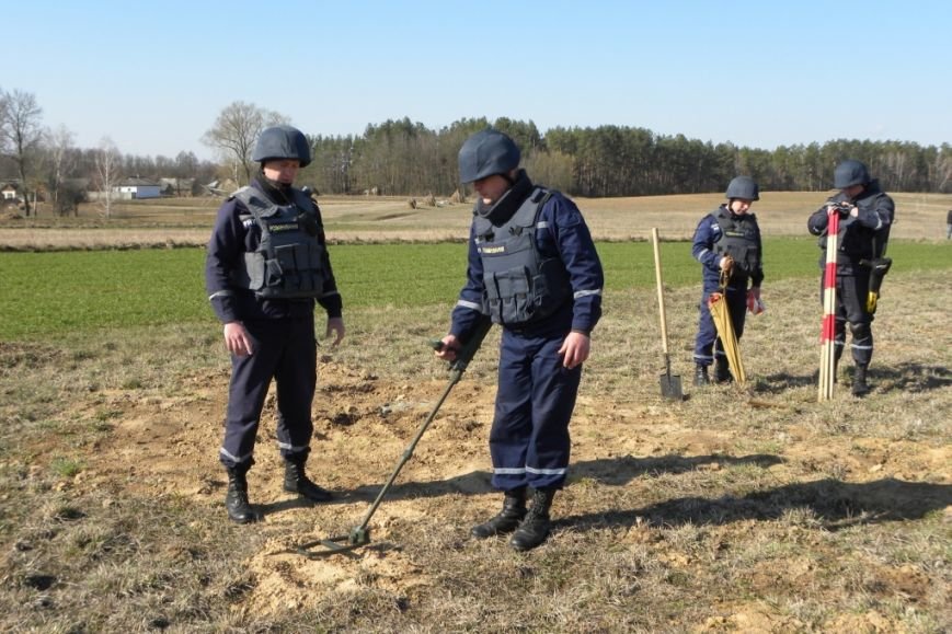 Эхо войны: в Черниговской области были взорваны 9 гранат 70-летней давности (фото) - фото 1 Эхо войны: в Черниговской области были взорваны 9 гранат 70-летней давности (фото) - фото 1